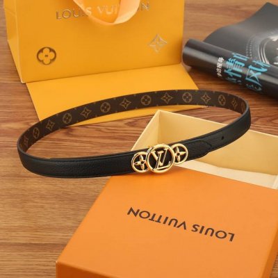特 Lv Trio 双面腰带拼合细腻牛皮革和 Monogram 帆布，为中央金属搭扣聚焦 Lv Circle 标识和 Monogram 花卉，雅致设计实现更多造