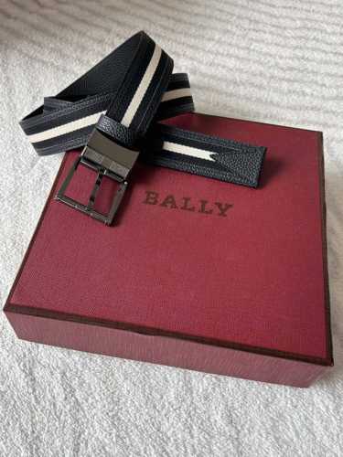 特 P200 Bally 巴利 这款男士休闲双面皮带 宽3.5Cm 黑色粒面牛皮的优雅与黑白布料的时尚相结合 时尚的瑞士休闲风格。