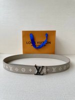 3.0宽Lv 双面荔枝腰带以新颖视角解读路易威登经典元素 Monogram Empreinte 压纹皮革含蓄流露品牌气息，翻转即现 Monogram 压花一面