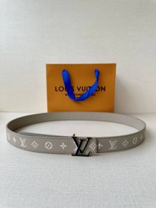 3.0宽Lv 双面荔枝腰带以新颖视角解读路易威登经典元素 Monogram Empreinte 压纹皮革含蓄流露品牌气息，翻转即现 Monogram 压花一面