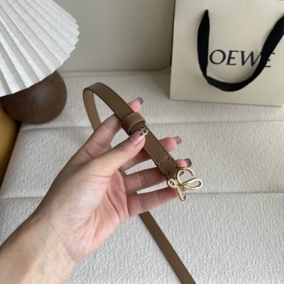 特P160 罗意威新款光滑牛皮革腰带，饰以金属Loewe品牌标志Logo，宽1.5Cm，五孔调节。颜色：橡木色