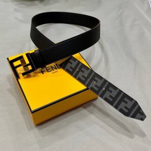 fendi 芬迪 宽38Mm 标志造型宽皮带。原版Ff双层扣，进口原版小牛皮制成。印有浮雕黑Ff 图案。镀金表面金属制品，品质保证。