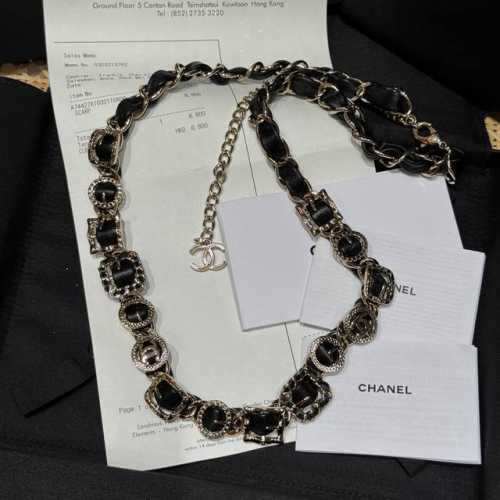 香家新款腰链 Chanel经典黑金配色，链条与皮革的交织，精致的双C标志，质感无敌，高级感拉满，搭配大衣，瞬间勾勒出细纤细腰肢，气场两米八，配毛衣，为懒惰的秋冬