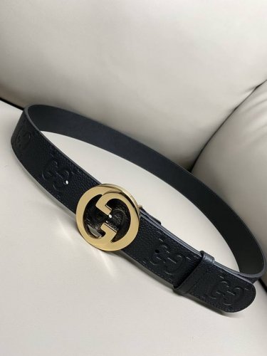 Gucci Biondie 系列 4.0进口牛皮热压技术 这款腰带以黑色皮革匠心打造 缀饰几何造型扣互扣双g款