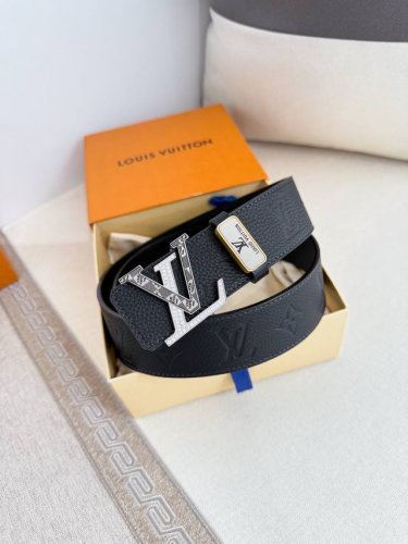 品名： Lv..路易..威登腰带皮带原单 型号：挂扣，经典纯钢材质镶钻挂扣，头层牛皮，图片实物拍摄 材料：头层牛皮，挂扣系列，纯钢材质扣头，钯镀电镀工艺永不掉色