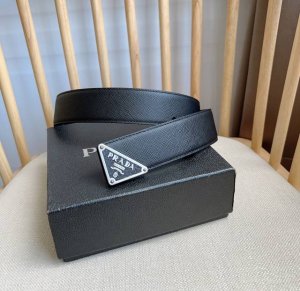 prada 普拉达 专柜最新款 这款腰带饰有一枚三角形金属徽标 宛若点睛之笔 勾勒精致细节 是Prada男士成衣系列的理想配饰 宽4.0