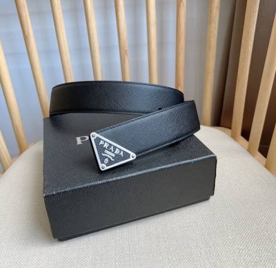prada 普拉达 专柜最新款 这款腰带饰有一枚三角形金属徽标 宛若点睛之笔 勾勒精致细节 是Prada男士成衣系列的理想配饰 宽4.0