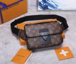 顶级原单原版开发，全钢五金此新款 S Lock Sling 手袋配有以路易威登传统硬箱锁扣为灵感的磁吸锁扣，可确保个人物品安全无虞。Monogram Macas