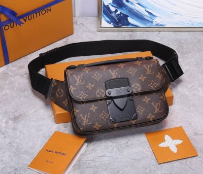 顶级原单原版开发，全钢五金此新款 S Lock Sling 手袋配有以路易威登传统硬箱锁扣为灵感的磁吸锁扣，可确保个人物品安全无虞。Monogram Macas