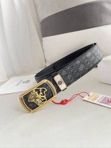品名：Versace.范思哲原单腰带 皮带 型号：挂扣，经典人头纯钢材质扣头，头层牛皮，图片实物拍摄 材料：百分百头层牛皮，保证真皮。24K纯钢扣双面可用专柜同
