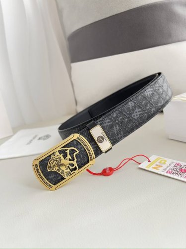 品名：Versace.范思哲原单腰带 皮带 型号：挂扣，经典人头纯钢材质扣头，头层牛皮，图片实物拍摄 材料：百分百头层牛皮，保证真皮。24K纯钢扣双面可用专柜同