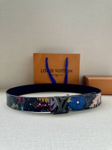 特 LV Initiales4.0宽 双面腰带焕新标志性设计 新款Damier Graphite 帆布和柔软牛皮革呈现双面风尚，LV 字母搭扣散发前卫气息，提供
