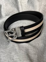 特P200 Bally(巴利) 专柜同款 男士休闲布配皮腰带 宽3.4Cm这款帆布腰带饰以黑色和奶油色迷幻火车条纹，搭配黑色牛皮表面，彰显 Bally 运动风情