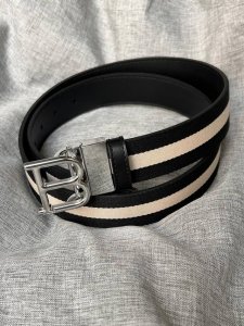 特P200 Bally(巴利) 专柜同款 男士休闲布配皮腰带 宽3.4Cm这款帆布腰带饰以黑色和奶油色迷幻火车条纹，搭配黑色牛皮表面，彰显 Bally 运动风情
