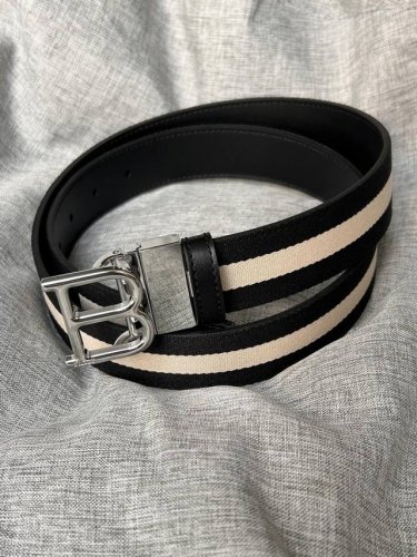 特P200 Bally(巴利) 专柜同款 男士休闲布配皮腰带 宽3.4Cm这款帆布腰带饰以黑色和奶油色迷幻火车条纹，搭配黑色牛皮表面，彰显 Bally 运动风情