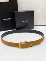 特 Salnt.Laurent.Paris. Le Cassandre粒面羊皮革腰带 腰带搭配可调节加长方扣和le Cassandre环扣。镌刻圣罗兰 Pari
