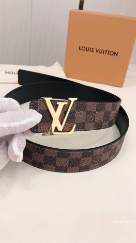Lv Initiales 40 毫米双面腰带将 Damier Ebene 帆布和柔软小牛皮分饰两面，以摩登视角重绎路易威登的经典设计，更有 Lv 字母搭扣绘上标