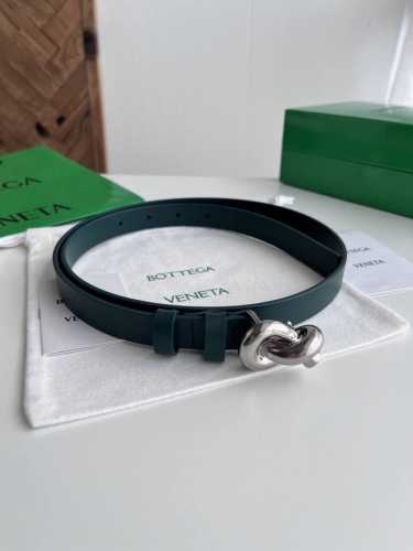 Bv 2025最新款女士平面腰带 双面意大利小牛皮搭配绳结设计微复古银色搭扣 配双皮环 皮带宽度2Cm 颜色: 松柏绿