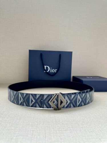 特 宽度4.0Cm 这款腰带扣采用全新的 Cd Diamond 标志造型，以不锈钢金属覆层精心打造。可与各式 40 毫米腰带搭配，打造个性造型。