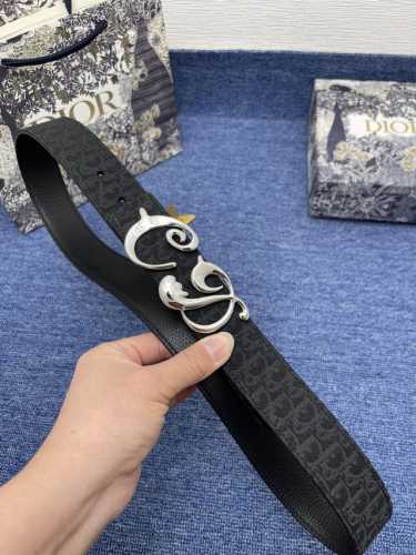 迪奥550 3. 5Cm 特 这款 30 Montaigne Avenue 腰带从同名手袋汲取灵感，采用黑色光滑 牛皮革精心制作，质感柔软，设计优雅，饰以富有光