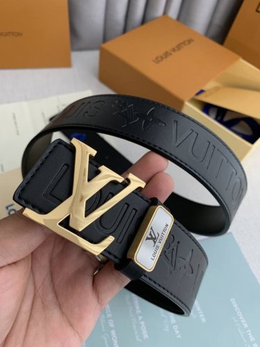 品名： Lv..路易..威登原单 型号：经典字母挂扣，纯钢材质扣头，图片实物拍摄 材料：头层牛皮，挂扣系列，纯钢质扣头，钯镀电镀工艺永不掉色。黑色字母压花带身，