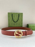 Gucci 宽度4.0Cm 这款单品将品牌的过去与未来贯通在一起，以现代风格的全新设计诠释了经典设计元素。Guccio Gucci字母交织图案巧妙融入纹理和材质