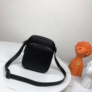 Bv男士单肩小斜挎邮差包包型都是那么简单无Logo秘一样为世人皆知秉承着传统手工制作进口打蜡牛皮编织枪色电泳配件 低调实用皮质越用越油亮等特点更年轻的设计让时尚
