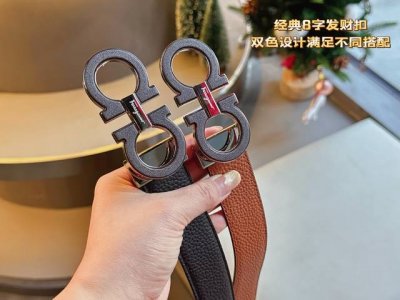 礼物菲拉格慕这款时髦的双面皮带采用双色设计，柔软的牛皮经过手工处理，双面可用 一面黑色一面土黄色打造出极其柔韧的触感。Gancini扣饰饰有对比细节，风格时尚现