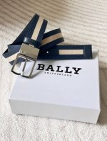 特 P200 Bally 巴利 男士休闲织布牛皮腰带 宽3.5Cm 这款Tamal 头层牛皮融入了永恒经典的蓝白条纹织布，且具有充满时尚感，助您打造百变造型。
