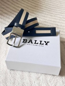 特 P200 Bally 巴利 男士休闲织布牛皮腰带 宽3.5Cm 这款Tamal 头层牛皮融入了永恒经典的蓝白条纹织布，且具有充满时尚感，助您打造百变造型。
