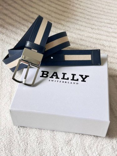 特 P200 Bally 巴利 男士休闲织布牛皮腰带 宽3.5Cm 这款Tamal 头层牛皮融入了永恒经典的蓝白条纹织布，且具有充满时尚感，助您打造百变造型。