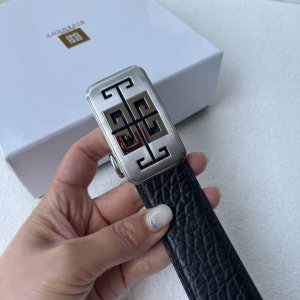 特 品牌：纪梵希新款进口小牛皮，手感细腻柔软。搭配纯钢自动精品钢扣，男士必备！宽度：3.5Cm