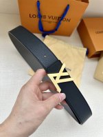 特 本款 Damier Lv 4.0宽 双面腰带做工精良，风格经典。深色牛皮革皮带与 Lv 字母搭扣优雅相称，与精心镂刻的英字母气质优雅，可双面使用，轻松搭配您