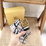 Burberry针扣转动式腰带 3.5Cm宽 带身一面采用Burberry经典格纹 一面采用荔枝纹小牛皮材质 双面可用 简单大方 精致优雅
