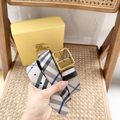 Burberry针扣转动式腰带 3.5Cm宽 带身一面采用Burberry经典格纹 一面采用荔枝纹小牛皮材质 双面可用 简单大方 精致优雅