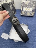 迪奥550 3.5Cm。 特 这款 Montaigne Avenue 腰带从同名手袋汲取灵感，采用黑色光滑 牛皮革精心制作，质感柔软，设计优雅，饰以富有光泽的新