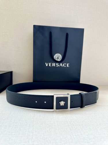 宽度4.0Cm Versace 范思哲 此款柔软的皮带饰3D美杜莎腰带扣，可搭配正装或休闲牛仔装。