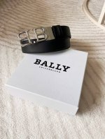 Ba、Lly 巴、利 这是一款男士商务双面用腰带，带身双面设计，宽度3.5Cm 采用双面进口牛皮材质，B字造型扣，线条流畅，增添了腰带的质感和立体感。低调奢华简