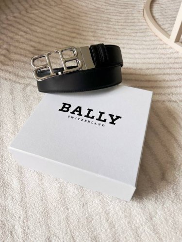 Ba、Lly 巴、利 这是一款男士商务双面用腰带，带身双面设计，宽度3.5Cm 采用双面进口牛皮材质，B字造型扣，线条流畅，增添了腰带的质感和立体感。低调奢华简