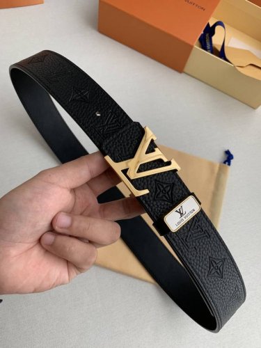 品名： Lv..路易..威登原单 型号：双面使用挂扣，经典钢扣，图片实物拍摄 材料：双面头层牛皮，挂扣系列，纯钢质扣头，钯镀电镀工艺永不掉色。带身可双面使用，压