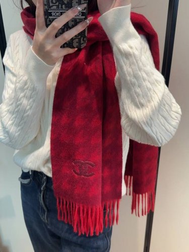 香奈儿 难得一见的温柔配色，超级迷恋气质低调恬静又不失优雅 重点推荐高级舒适时髦气质，简约却又不简单，大牌范十足，超级安利这款触动内心的柔美围巾，渐变拼色的颜色