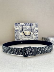 宽度3.5Cm Dior 这款腰带采用黑色超迷你 Oblique 印花面料精心制作，搭配金属覆层黄铜腰带扣，彰显优雅时尚的风范。腰带长度可调节，可与各式 35