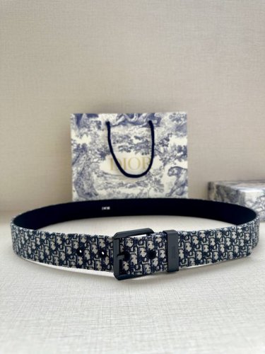 宽度3.5Cm Dior 这款腰带采用黑色超迷你 Oblique 印花面料精心制作，搭配金属覆层黄铜腰带扣，彰显优雅时尚的风范。腰带长度可调节，可与各式 35