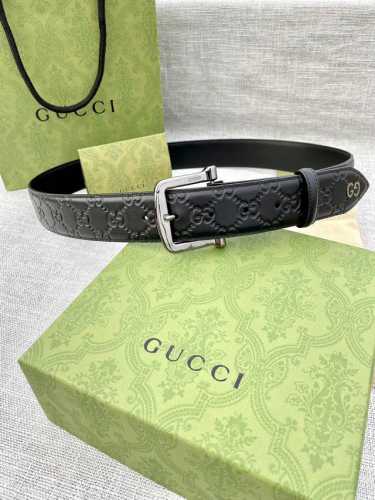 特 宽度4.0Cm 搭配原版皮带扣 、腰带以采用热压印技术的Gucci Signature皮革精制而成，触感厚实，印花图案清晰分明。顶端为金属Gg细节，反射Gu