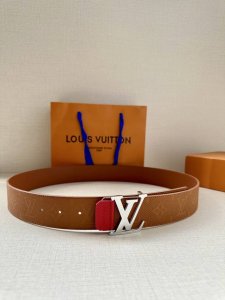 Lv4.0宽 Shadow 腰带拥有 Monogram Shadow 皮革的经典风尚和素面皮革的内敛格调 再为 Lv 新款扣头 以摩登笔触焕新男士衣橱
