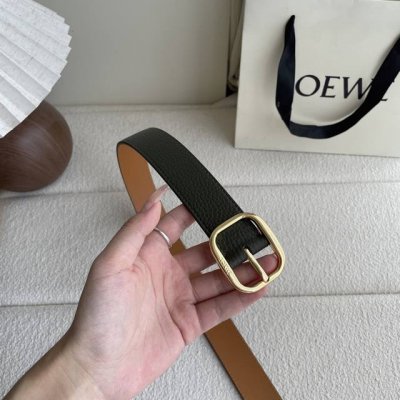特 Loewe新款柔软粒面牛皮革腰带，圆形搭扣，3.2Cm宽，五孔调节，镌刻Loewe标志。颜色：苔原绿色 金扣