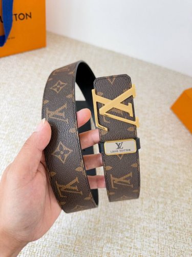 品名： Lv..路易..威登腰带皮带原单 型号：挂扣，经典纯钢材质挂扣，头层牛皮，图片实物拍摄 材料：头层牛皮，挂扣系列，纯钢材质扣头，钯镀电镀工艺永不掉色。原