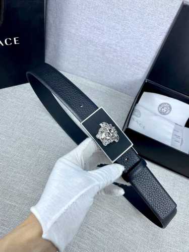 宽度3.5Cm 范思哲 此款腰带饰有标志性的Versace美杜莎头像扣，彰显品牌格调。是一款精美的衣橱必备单品。
