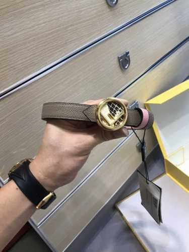 配送专柜包装 打孔针 特 宽20 Mm，原单进口双面头层牛皮，搭配原单钌钯电镀F钻扣，手感.油边近乎完美，原产掌纹皮料定制，双面可用，质感无可挑剔，出众的细节，