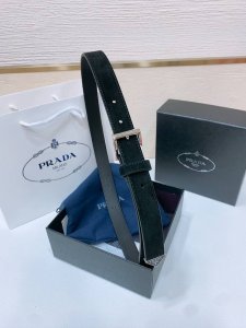 Prada 精致的腰带突显丝绒质感面料的优雅气质 饰以时尚的金色调金属搭扣和标志性的三角形徽标 腰带采用品牌标志性的Saffiano皮革打造 采用现代时尚潮流的